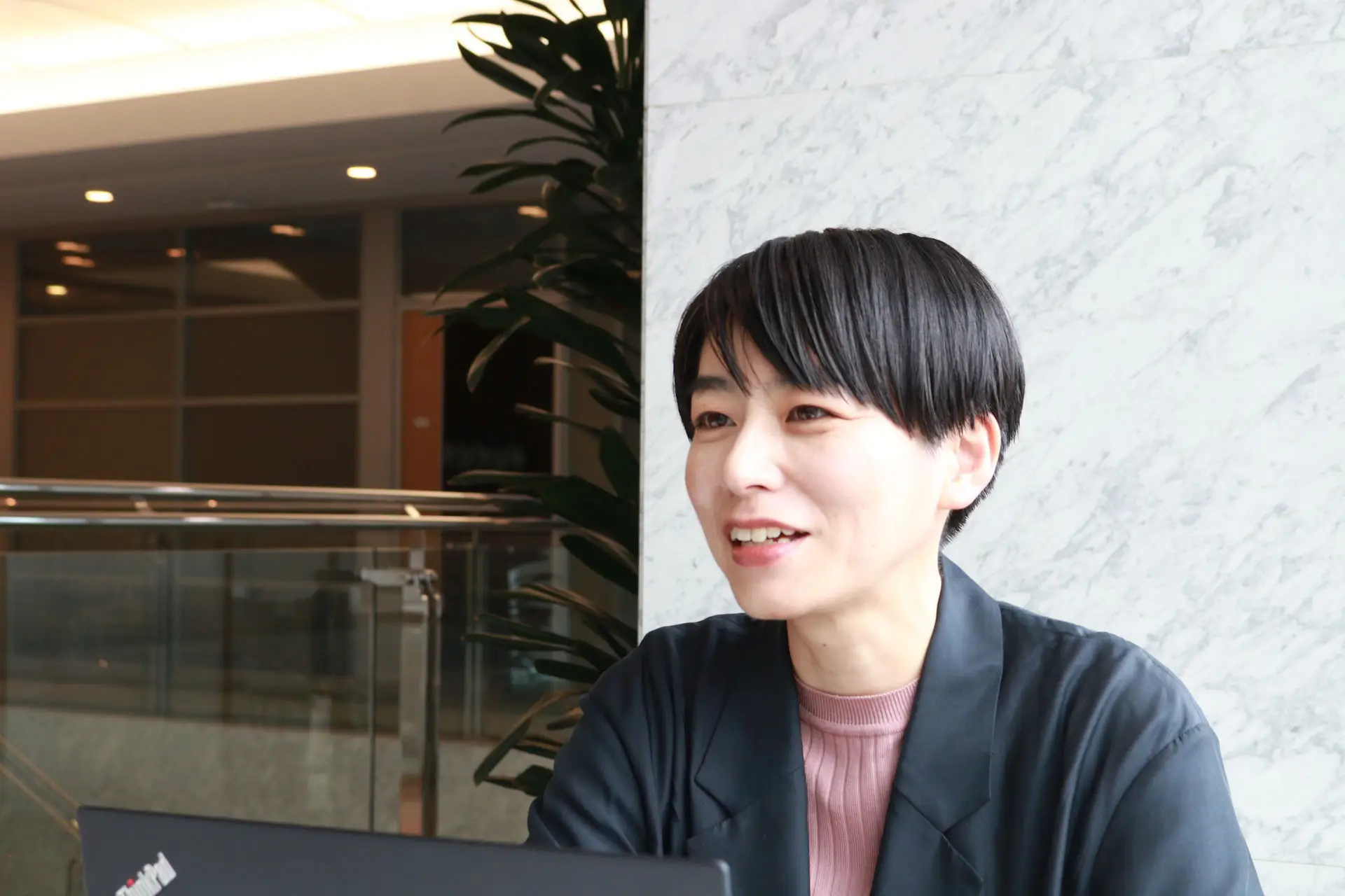女性が話している写真①