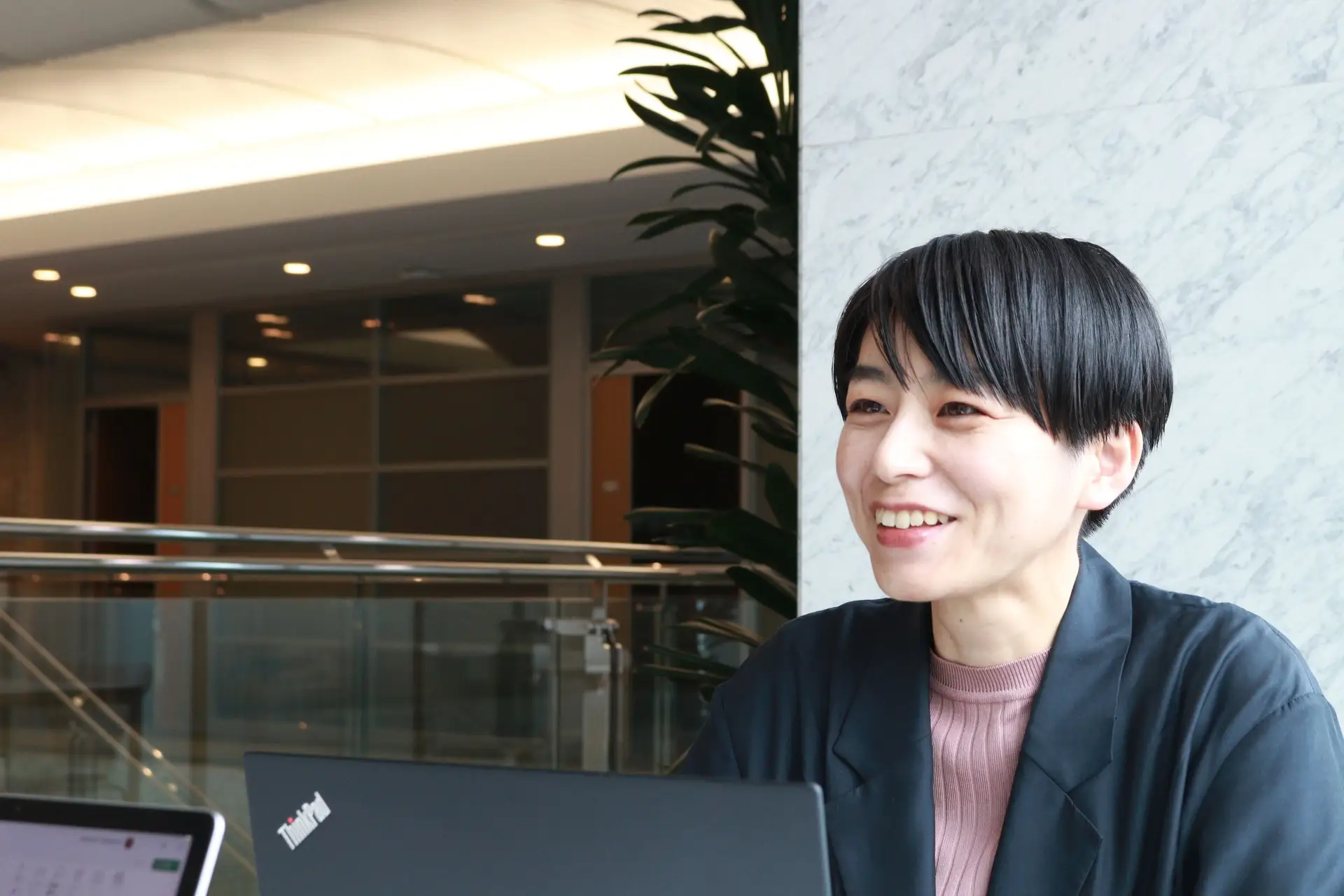 女性が話している写真①