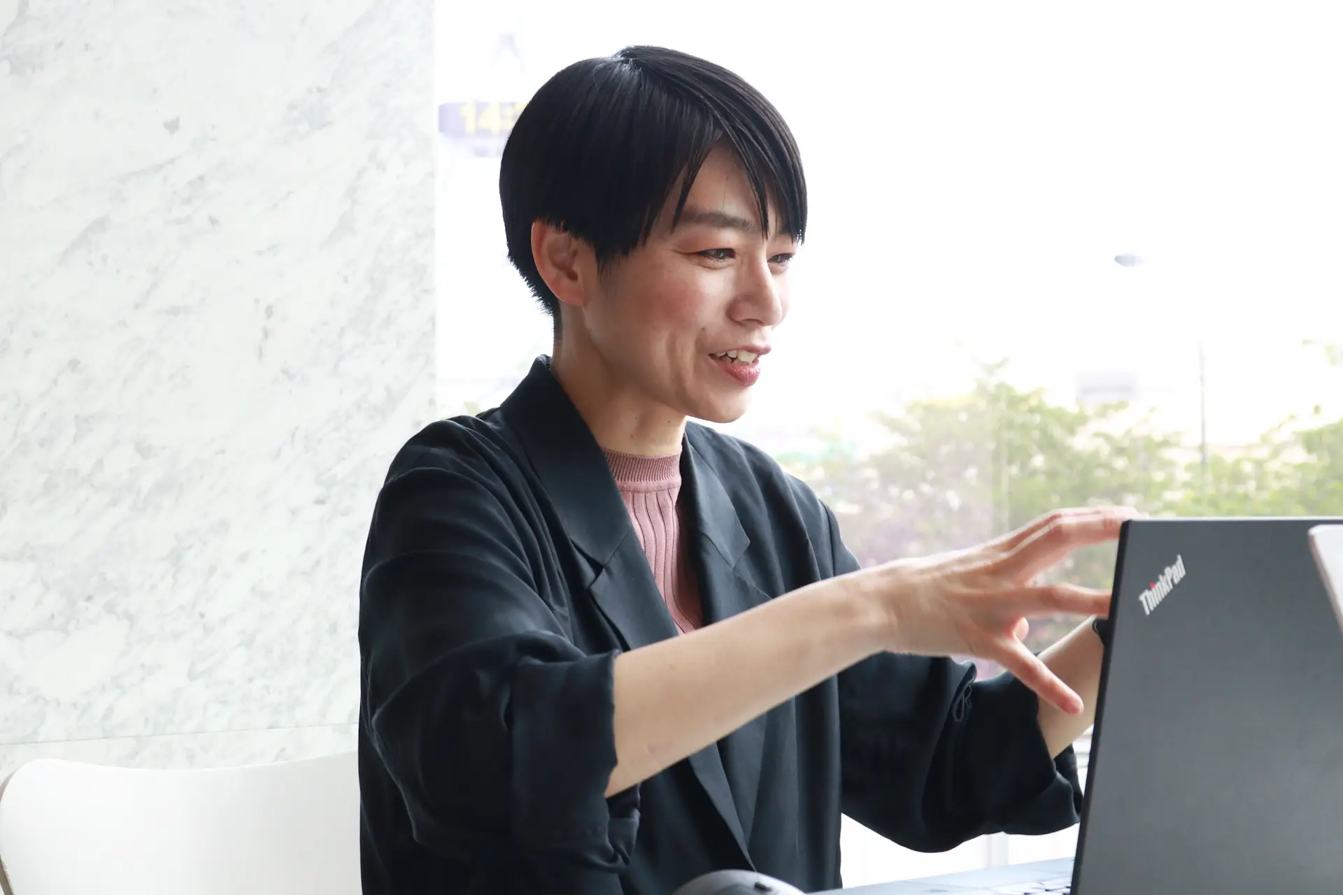 女性が話している写真②