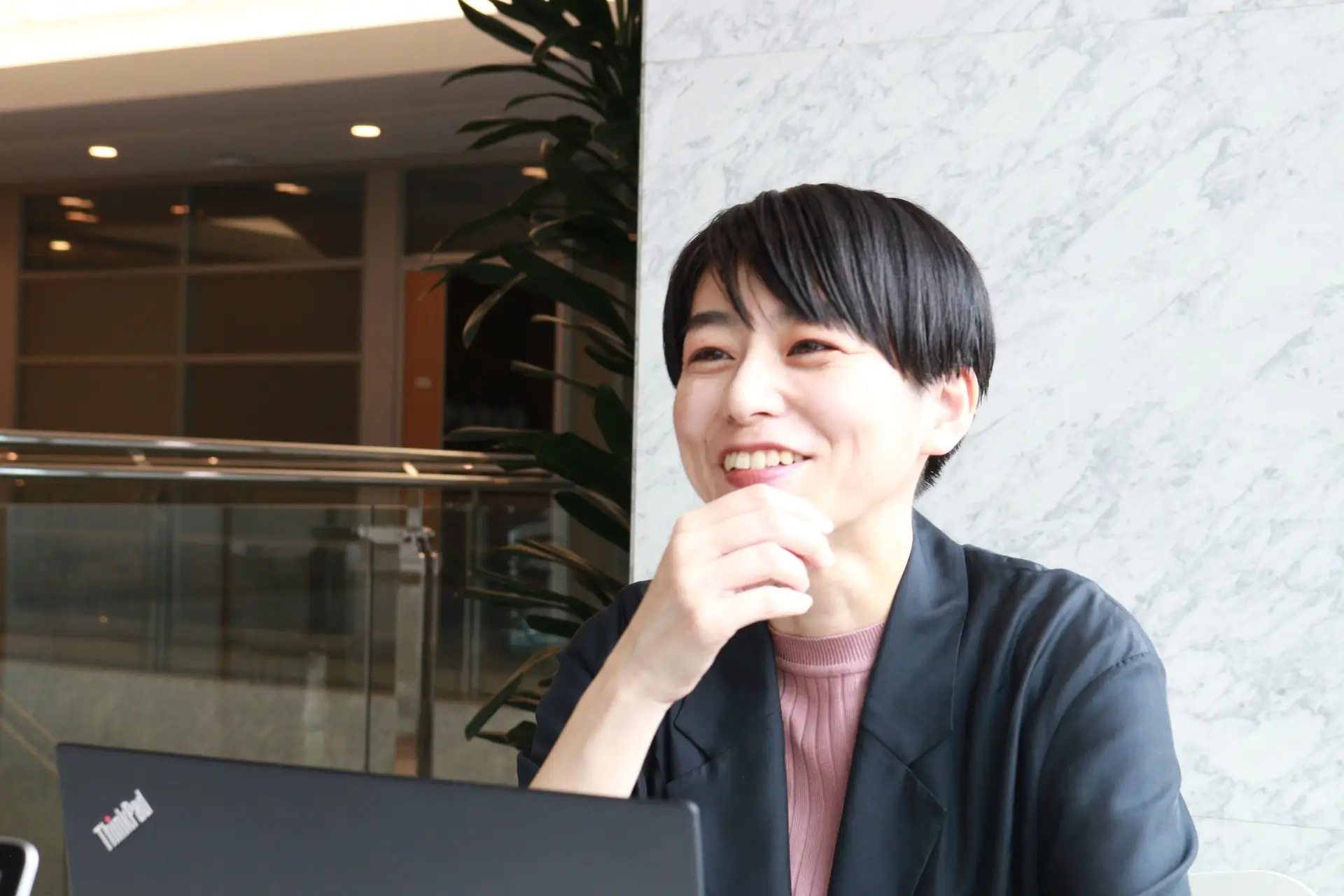 女性が話している写真③