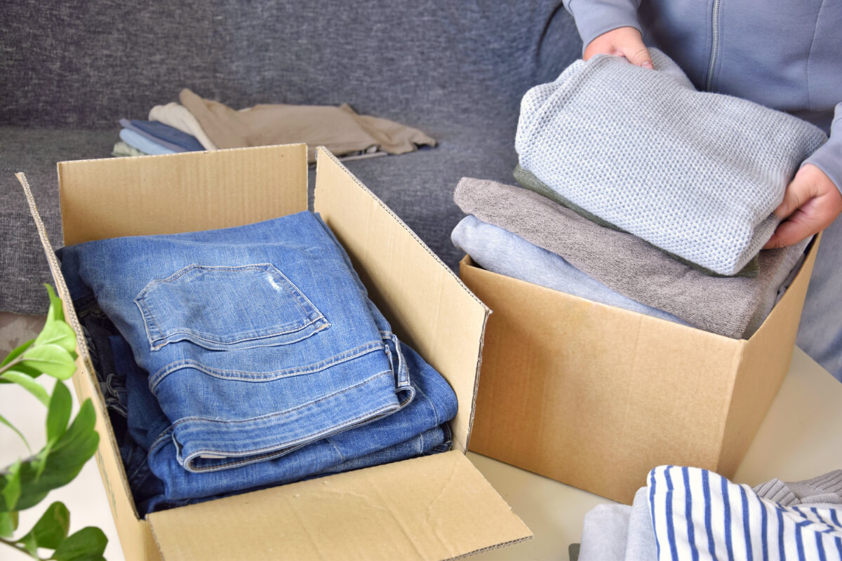 段ボールに古着を詰める様子