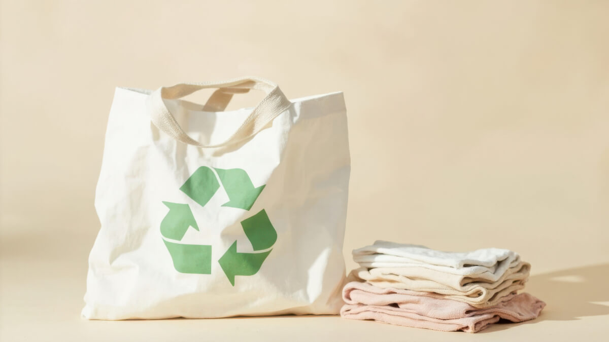 リサイクルマークが入ったトートバッグ