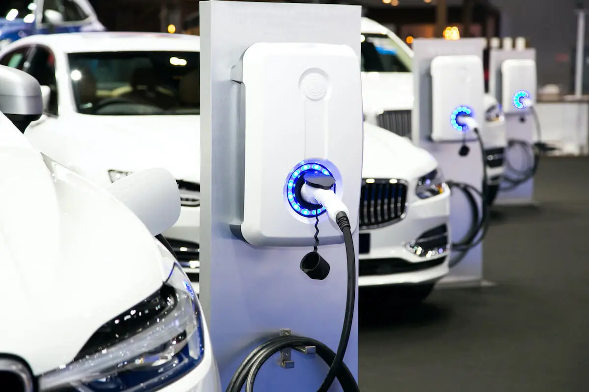充電中のEV車